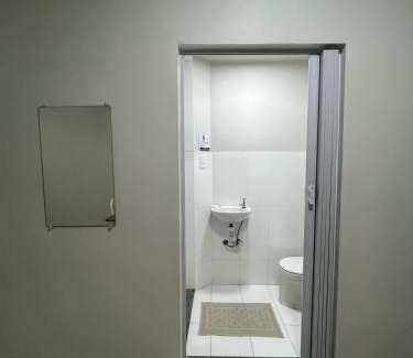 Patos de Minas Apartment | Apartamento 106 - Suíte com ar condicionado