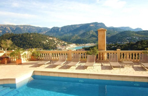 Soller Apartment | Apartamento en el Puerto de Sóller con gran terraza privada y vistas al mar. Piscina comunitaria. Localizado en un zona tranquila y muy soleada. Wifi gratis disponible. Parking.