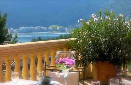 Soller Apartment | Apartamento en el Puerto de Sóller con gran terraza privada y vistas al mar. Piscina comunitaria. Localizado en un zona tranquila y muy soleada. Wifi gratis disponible. Parking.