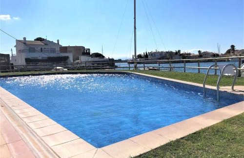 Santa Margarida Apartment | Apartamento en Roses con vistas al canal y piscina AV-52
