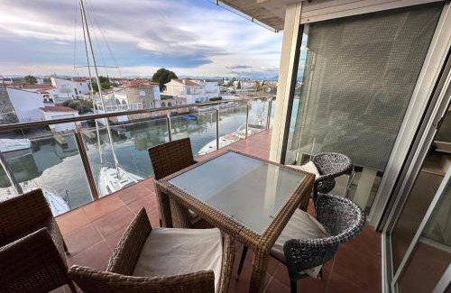 Santa Margarida Apartment | Apartamento en Roses con vistas al canal y piscina AV-52