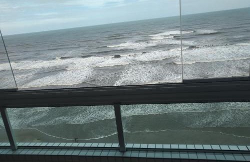 Praia Grande Apartment | Apartamento frente mar pé na areia
