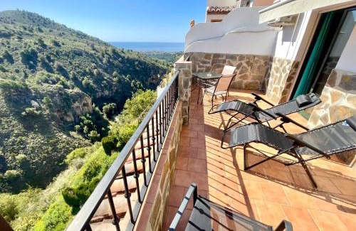 Frigiliana Apartment | Apartamentos Axarquia , Frigiliana, terraza privada con vistas a la montaña rio y al mar