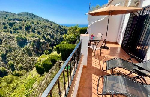 Frigiliana Apartment | Apartamentos Axarquia , Frigiliana, terraza privada con vistas a la montaña rio y al mar