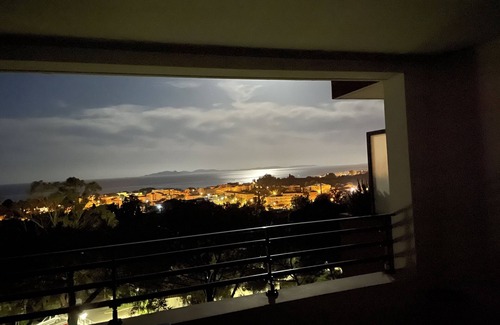 La Londe-les-Maures Apartment | Apartement with terrace and splendid sea view