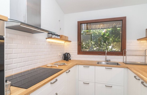 Case Peschiera-Lu Fraili Apartment | Apartment 'Ponza' with Private Terrace, Private Garden and Air Conditioning