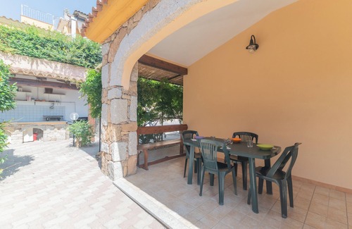 Case Peschiera-Lu Fraili Apartment | Apartment 'Ponza' with Private Terrace, Private Garden and Air Conditioning
