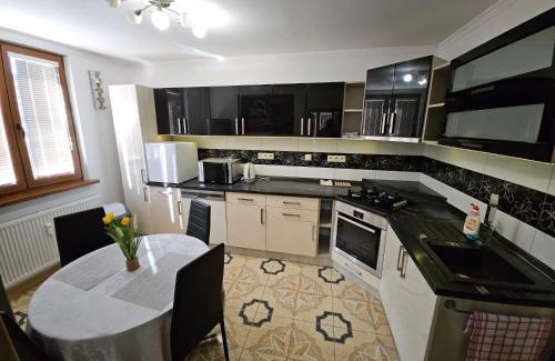 Povazska Bystrica Apartment | APARTMAN WOLF Luxusné priestranné ubytovanie s Výhľadom na hory s Bezplatným Parkovaním Veľkou plochou TV Rýchlym Optickým Internetom Priamo v PB Tichá lokalita Všetko na blízku Vhodné pre Rodinu Skupinu Pracovné cesty aj Turistiku Plne vybavená Kuchyňa