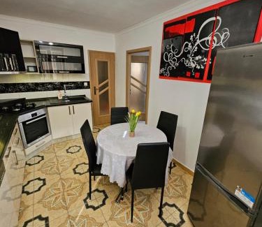 Povazska Bystrica Apartment | APARTMAN WOLF Luxusné priestranné ubytovanie s Výhľadom na hory s Bezplatným Parkovaním Veľkou plochou TV Rýchlym Optickým Internetom Priamo v PB Tichá lokalita Všetko na blízku Vhodné pre Rodinu Skupinu Pracovné cesty aj Turistiku Plne vybavená Kuchyňa