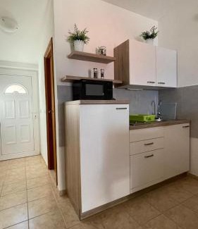 Cove Basina (Jelsa) Apartment | Apartmani Cesarec