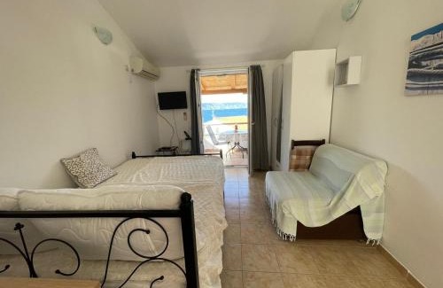 Cove Basina (Jelsa) Apartment | Apartmani Cesarec