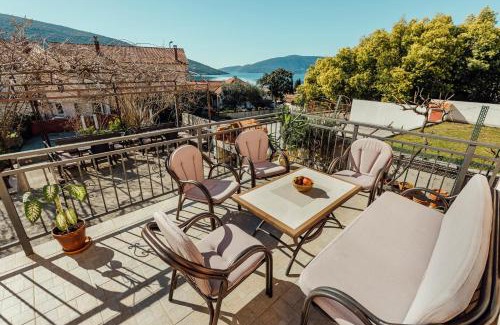 Kumbor House | Apartmani Mara