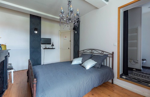 Villeneuve-les-Montreal Apartment | Apartment 'Baroque' with Balcony, Wi-Fi and Air Conditioning - Villeneuve-lès-Montréal