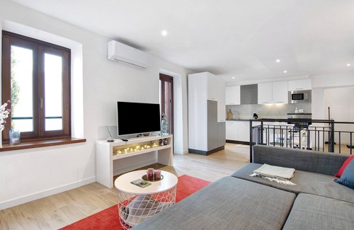 Oria Apartment | Apartment 'Fogazzaro Lake View' with Lake View, Wi-Fi and Air Conditioning