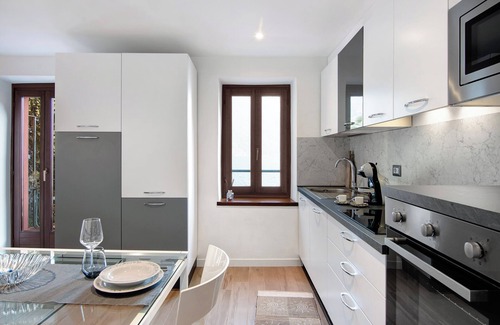 Oria Apartment | Apartment 'Fogazzaro Lake View' with Lake View, Wi-Fi and Air Conditioning