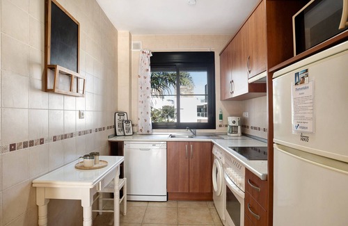 Poblado de Sancti Petri Apartment | Apartment 'Apartamento 041' with Shared Pool, Wi-Fi and Air Conditioning