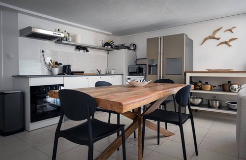 Saint-Mandrier-sur-Mer Apartment | Apartment 'Le Ponton' with Private Garden, Wi-Fi and Air Conditioning