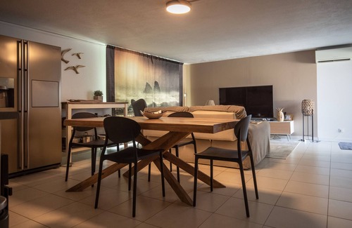 Saint-Mandrier-sur-Mer Apartment | Apartment 'Le Ponton' with Private Garden, Wi-Fi and Air Conditioning