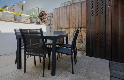 Saint-Mandrier-sur-Mer Apartment | Apartment 'Le Ponton' with Private Garden, Wi-Fi and Air Conditioning