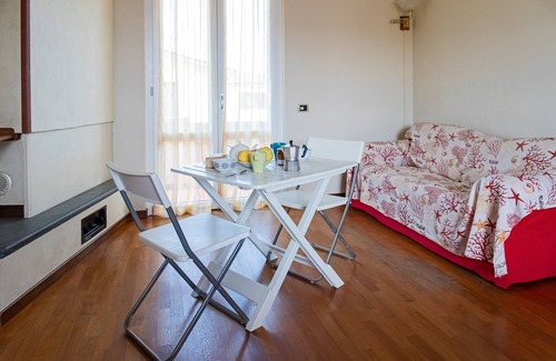 Torre del Lago Puccini Apartment | Apartment 'Raggio Di Sole' with Balcony and Wi-Fi