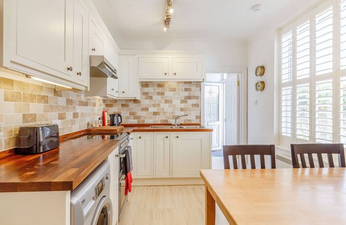 Carbis Bay Apartment | APARTMENT 1 LLEWELLAN, pet friendly, with a garden in St Ives