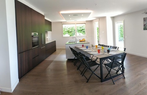Menthon-Saint-Bernard Apartment | Apartment 10 P, private garden 400 m2, swimming pool, lake view, mountain castle,