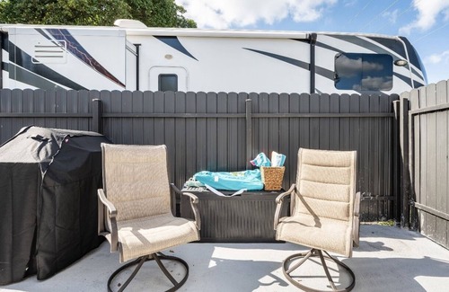 East Naples Apartment | Apartment 10 minutes from the Beach for a family of 4