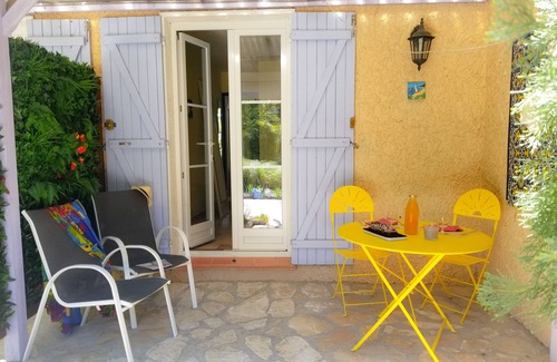 Les Restanques Apartment | Apartment 2 people N ° 3 located in a green setting.