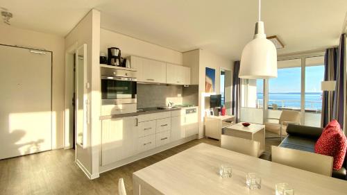 Eckernfoerde Apartment | Apartment 25, Pier 25, Apartmenthaus Hafenspitze Blickrichtung offene SeeStrand