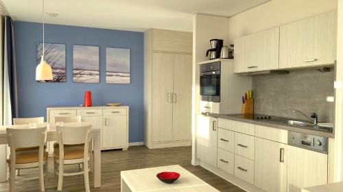 Eckernfoerde Apartment | Apartment 25, Pier 25, Apartmenthaus Hafenspitze Blickrichtung offene SeeStrand