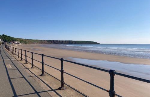 Muston Apartment | Apartment 4, 11 The Beach