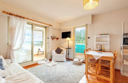 Six-Fours-les-Plages Apartment | Apartment '4 Personnes' with Shared Terrace and Private Garden
