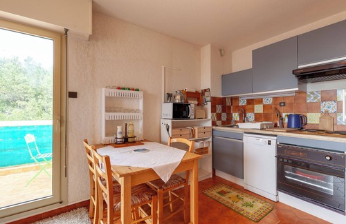 Six-Fours-les-Plages Apartment | Apartment '4 Personnes' with Shared Terrace and Private Garden