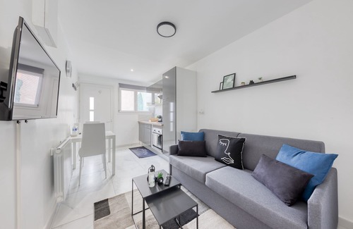 La Courneuve Apartment | Apartment 4 pers - Metro + station/Private parking lot/Wifi - Aeroport CDG -