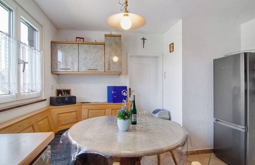 Meersburg Apartment | Apartment '4 Zimmer Ferienwohnung Strobel' with Shared Garden, Balcony and Wi-Fi