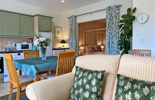 Clifden Cottage | Apartment 432 - Clifden - sleeps 2 guests in 1 bedroom