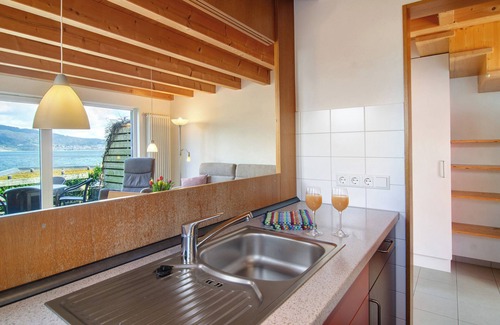 Bodman-Ludwigshafen House | Apartment '5' with Private Terrace, Shared Garden and Wi-Fi