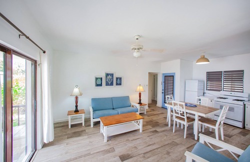 Runaway Bay Apartment | Apartment 6 : Beachfront 2-Bedroom Apartment