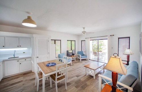 Runaway Bay Apartment | Apartment 6 : Beachfront 2-Bedroom Apartment