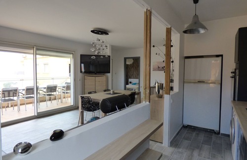 Valras-Plage Apartment | Apartment 85m², air-conditioned, sea view, fully renovated, pets allowed, sea 50 m