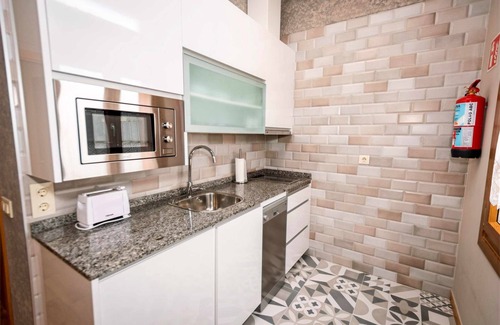 Serantes Apartment | Apartment 9: Modern design with garden view