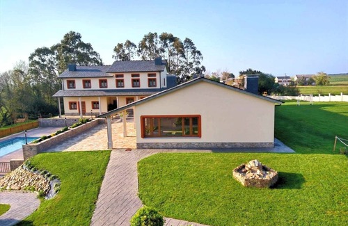 Serantes Apartment | Apartment 9: Modern design with garden view