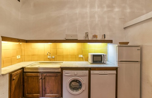 Castello d'Empuries Apartment | Apartment 'Apartaments Can Gibert - Aiguamolls' with Private Terrace, Wi-Fi and Air Conditioning
