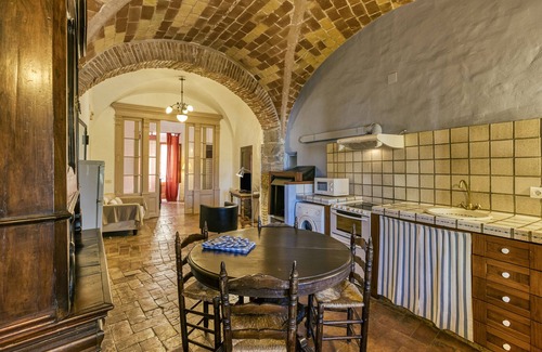 Castello d'Empuries Apartment | Apartment 'Apartaments Can Gibert - Rubina' with Private Terrace, Shared Garden and Wi-Fi