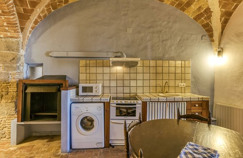 Castello d'Empuries Apartment | Apartment 'Apartaments Can Gibert - Rubina' with Private Terrace, Shared Garden and Wi-Fi