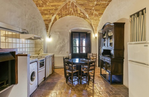 Castello d'Empuries Apartment | Apartment 'Apartaments Can Gibert - Rubina' with Private Terrace, Shared Garden and Wi-Fi