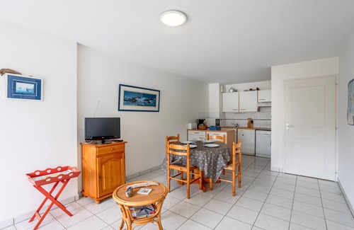Les Sables d'Olonne Apartment | Apartment 'Appartement Résidence Avec Piscine' with Shared Pool, Balcony