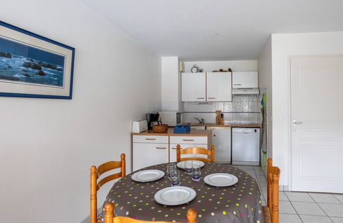 Les Sables d'Olonne Apartment | Apartment 'Appartement Résidence Avec Piscine' with Shared Pool, Balcony