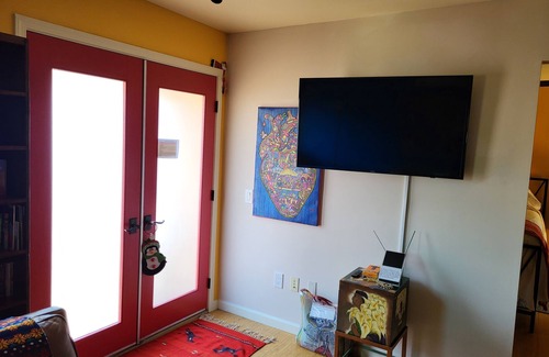 Los Angeles House | Apartment above a double garage, about 7 years old.
