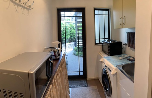 Ahuriri Apartment | Apartment Ahuriri short stroll to beach.